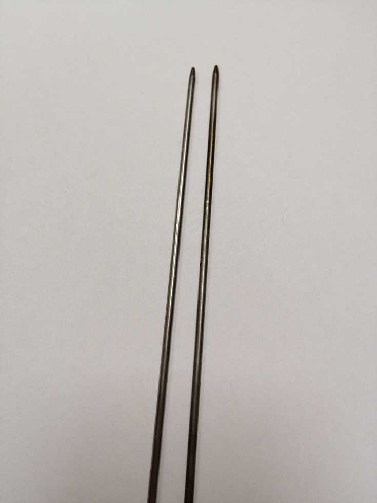Proste, krótkie druty stalowe. 2 sztuki dł. 20,5 cm, śr. 2,5 mm. PRL.