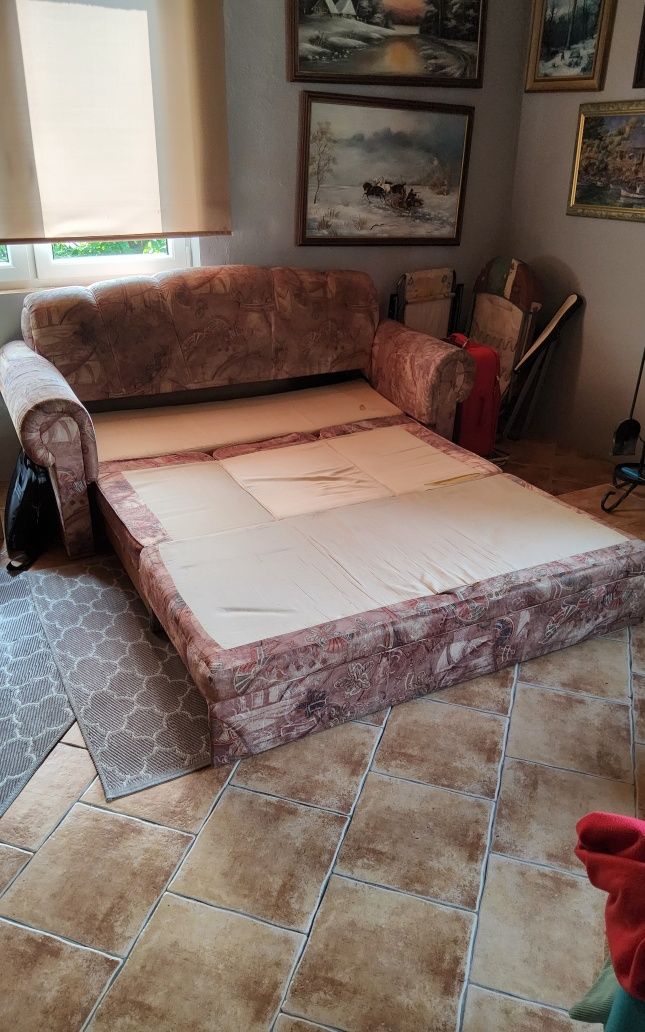 Sofa w dobrym stanie z funkcją spania i pojemikiem na pościel oddam za