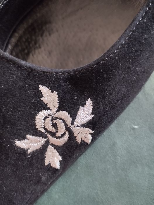 Piękne szpilki Syreny z haftem