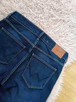 Niebieskie jeansy z wysokim stanem Wrangler