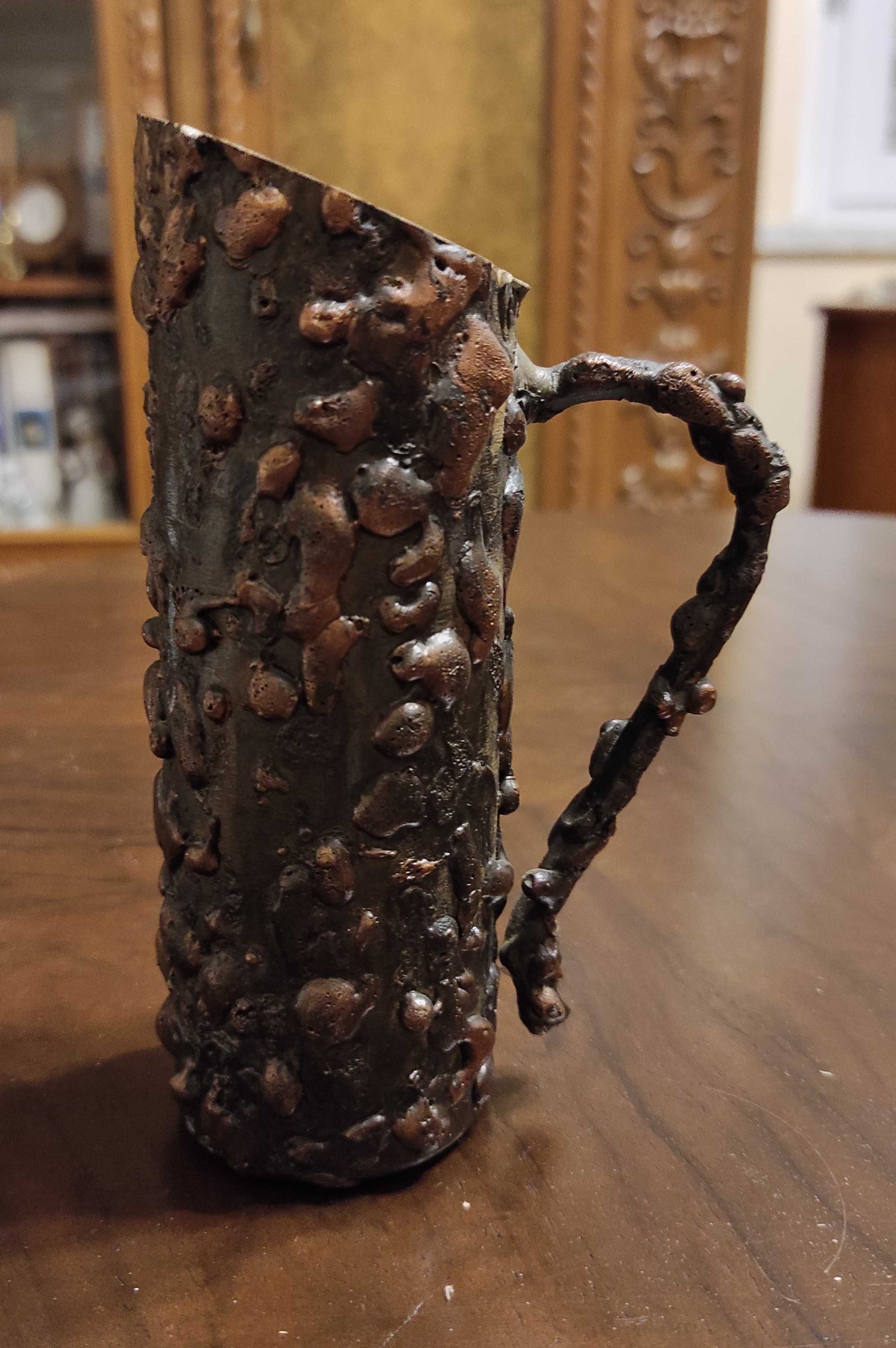 Ciężki wazon żelazny metaloplastyka