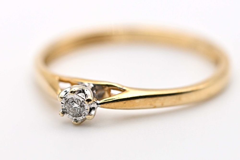 APART Elegancki pierścionek zaręczynowy z brylantem 0,03ct złoto 585