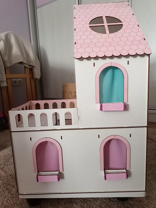Ляльковий будинок з меблями