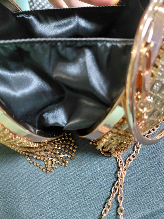 Kopertówka z kryształków i frędzli dopinany łańcuszek złota