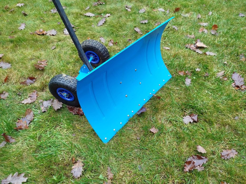 Pług do śniegu na kółkach, zgarniacz do podjazdów i chodników