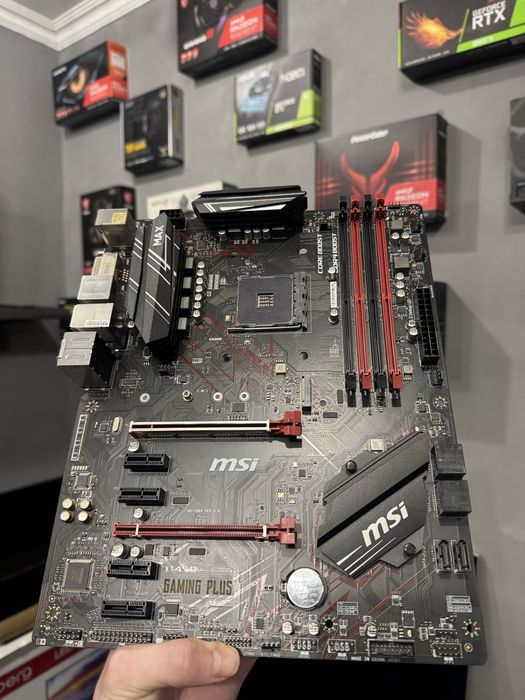 Материнка MSI B450 Gaming Plus AM4 є заглушка