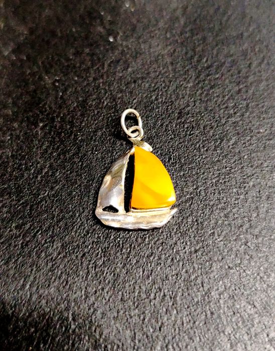 Srebrna zawieszka z bursztynem
