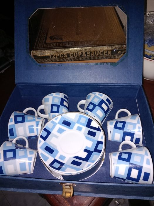 Serviços de café e um de decoração