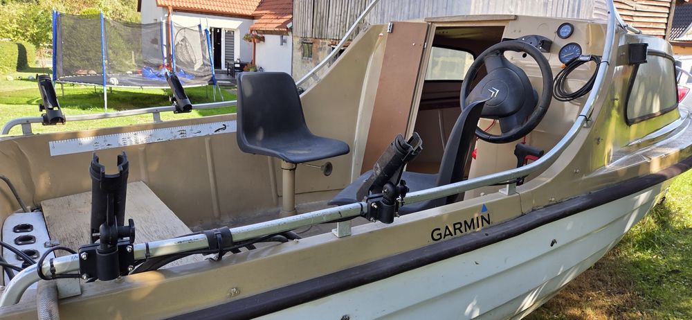 Łódź wędkarska kabinowa