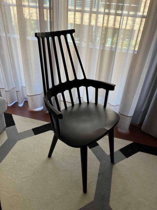 Cadeira de madeira preta marca Kartell (Modelo Comback Black)