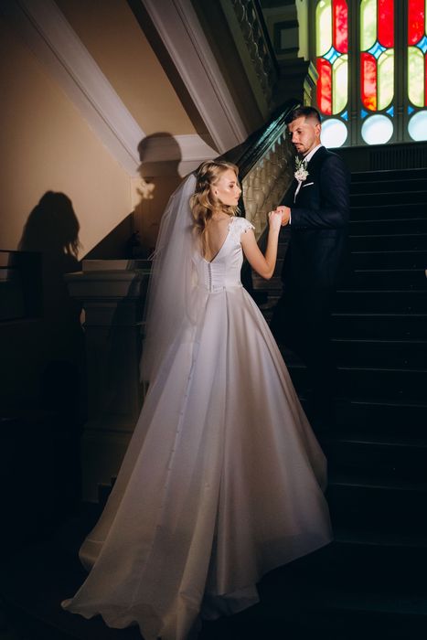 Весільна сукня молочного кольору