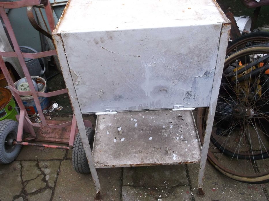 przedwojenne szafki medyczne i stolik z prlu