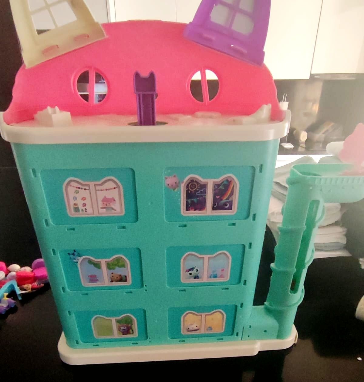Casa de bonecas da Gabby com extras.