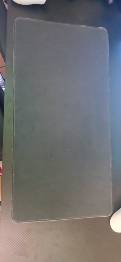 Mousepad com bom deslizamento.