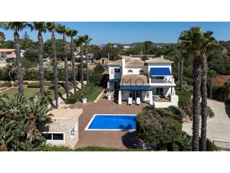 Moradia V5 com Piscina, Pomares e Vista Campo em Pechão