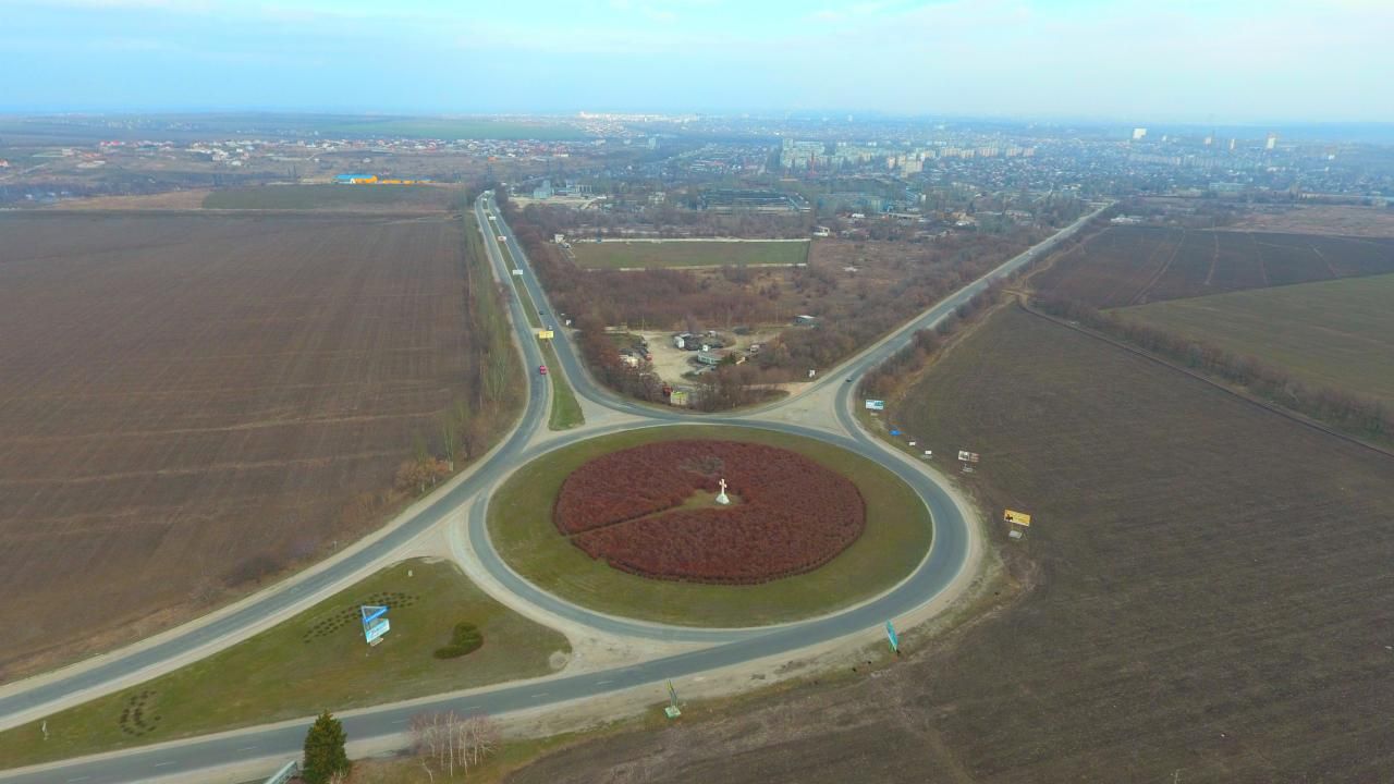 Земельна ділянка на трасі, у власності