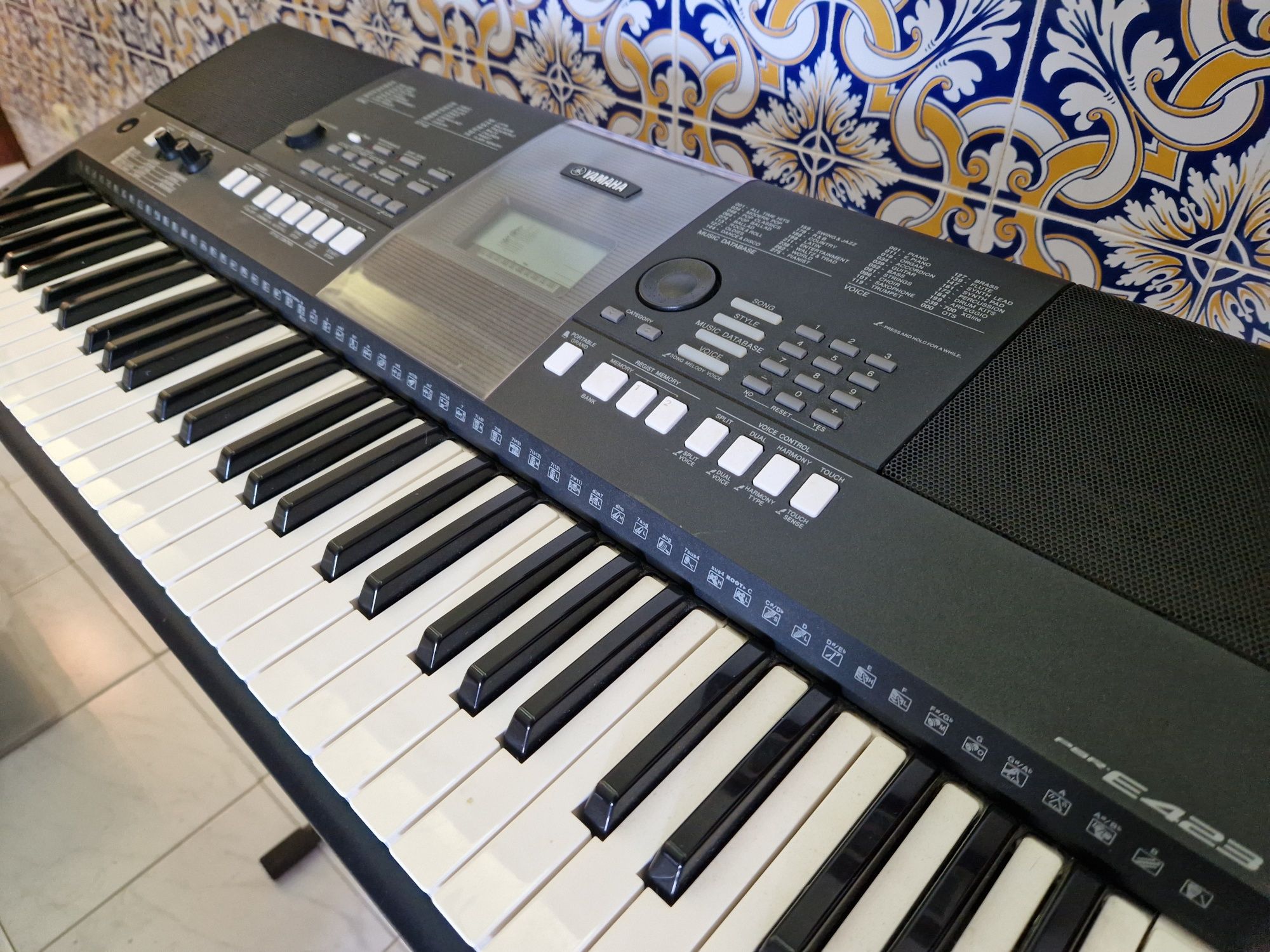 Teclado Eletrónico Yamaha PSR E423 + Suporte