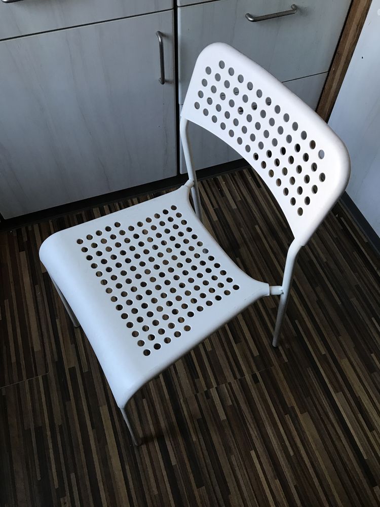 Krzesła IKEA białe
