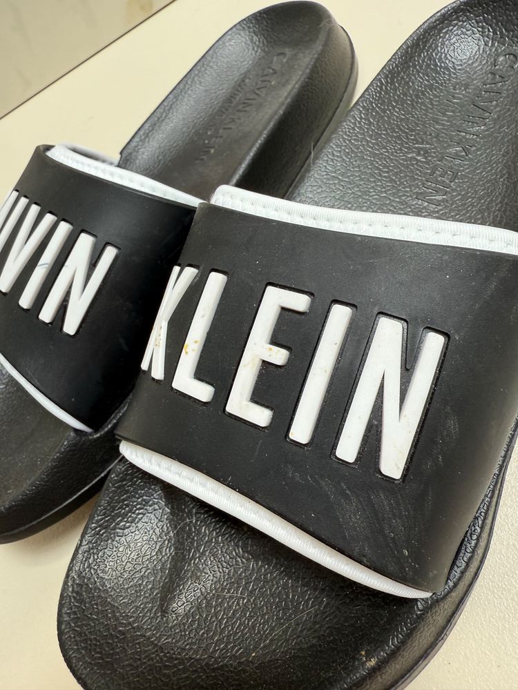 Czarne klapki plażowe Calvin Klein 35/36