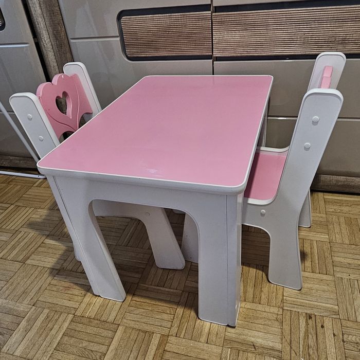 Stolik z krzesełkami.