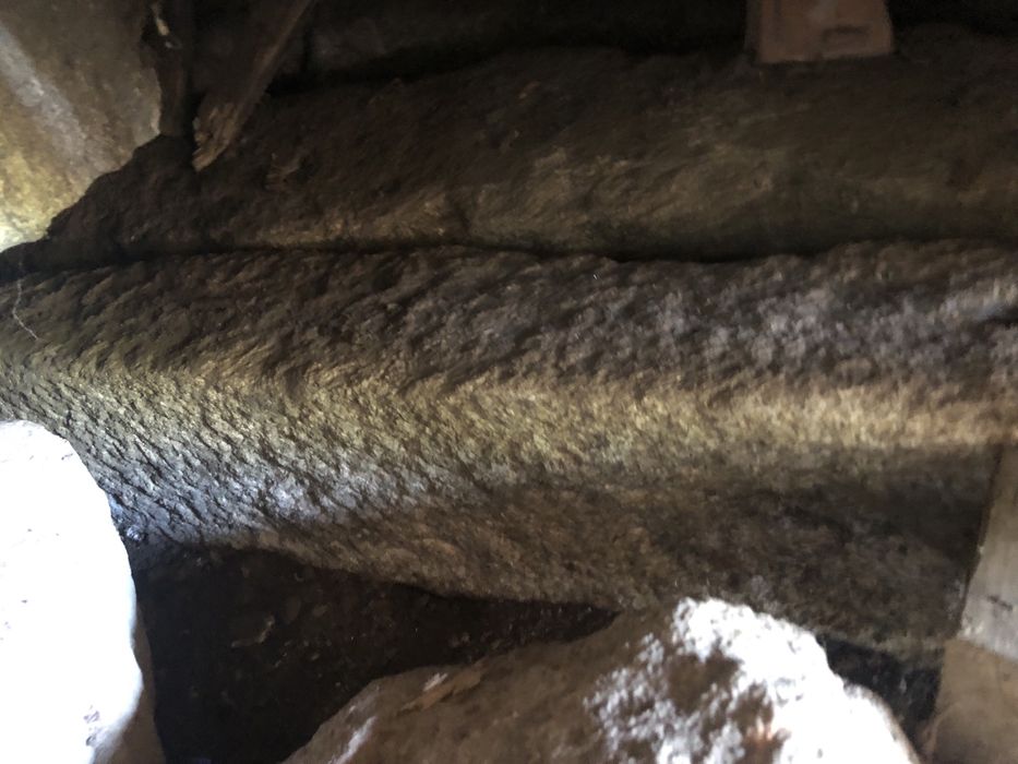Vendo esteios de pedra