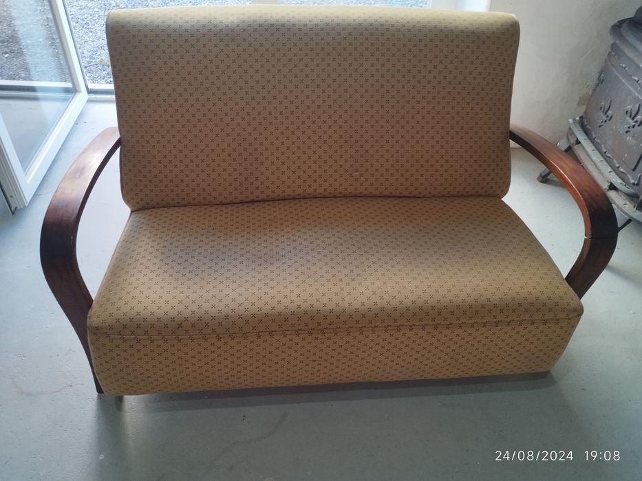 Sofá rústico, antigo,em muito bom estado. Braços e pés em boa madeira.