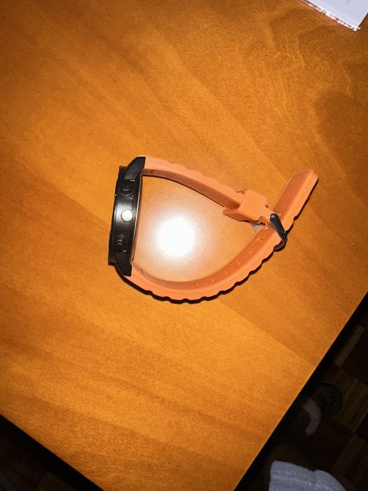 Vendo relógio laranja