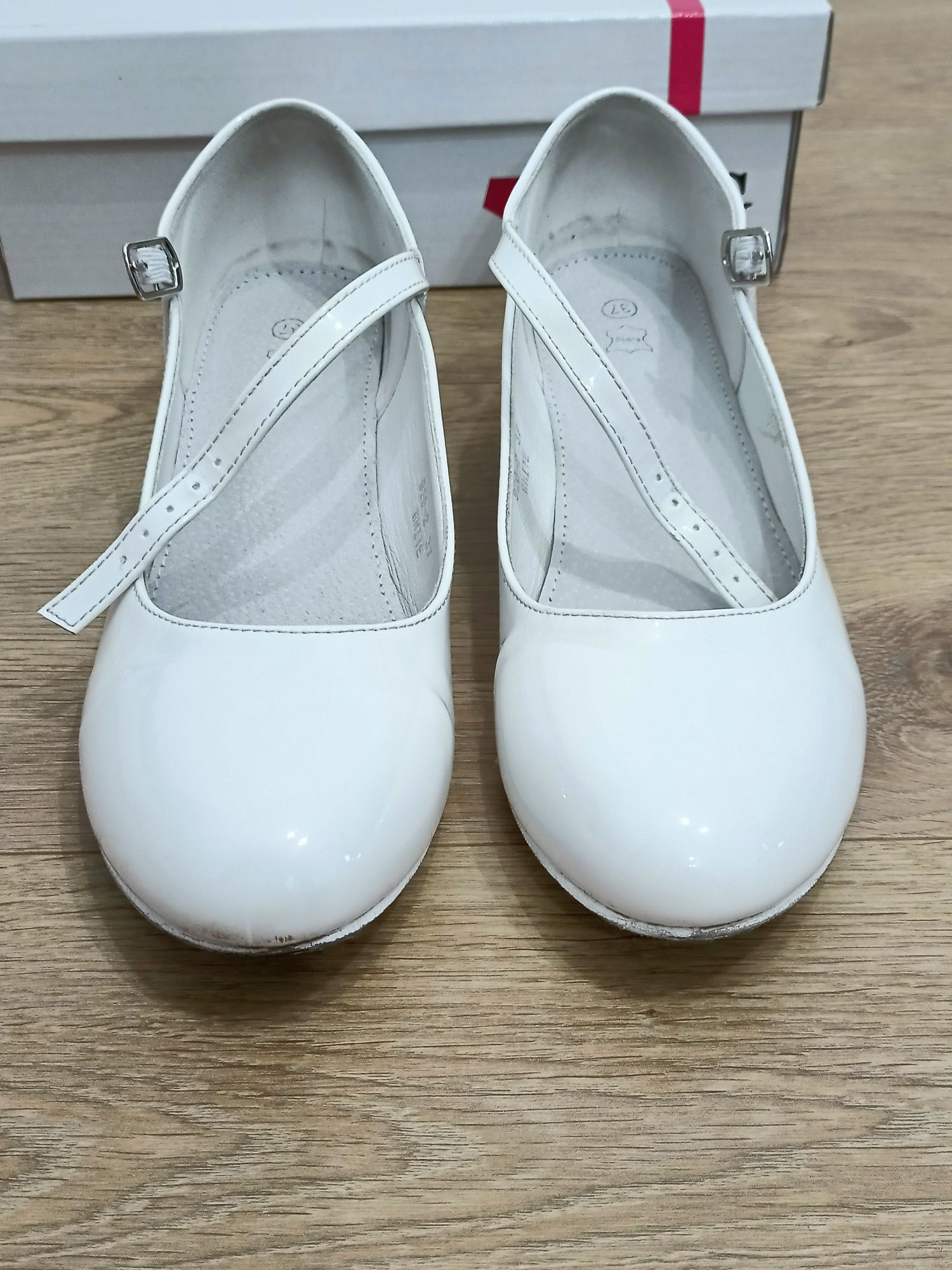 Buty komunijne, białe, rozmiar 37, wymienione fleki na gumowe,