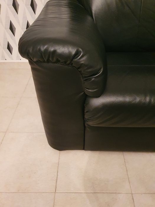 Sofá preto em pele Ikea
