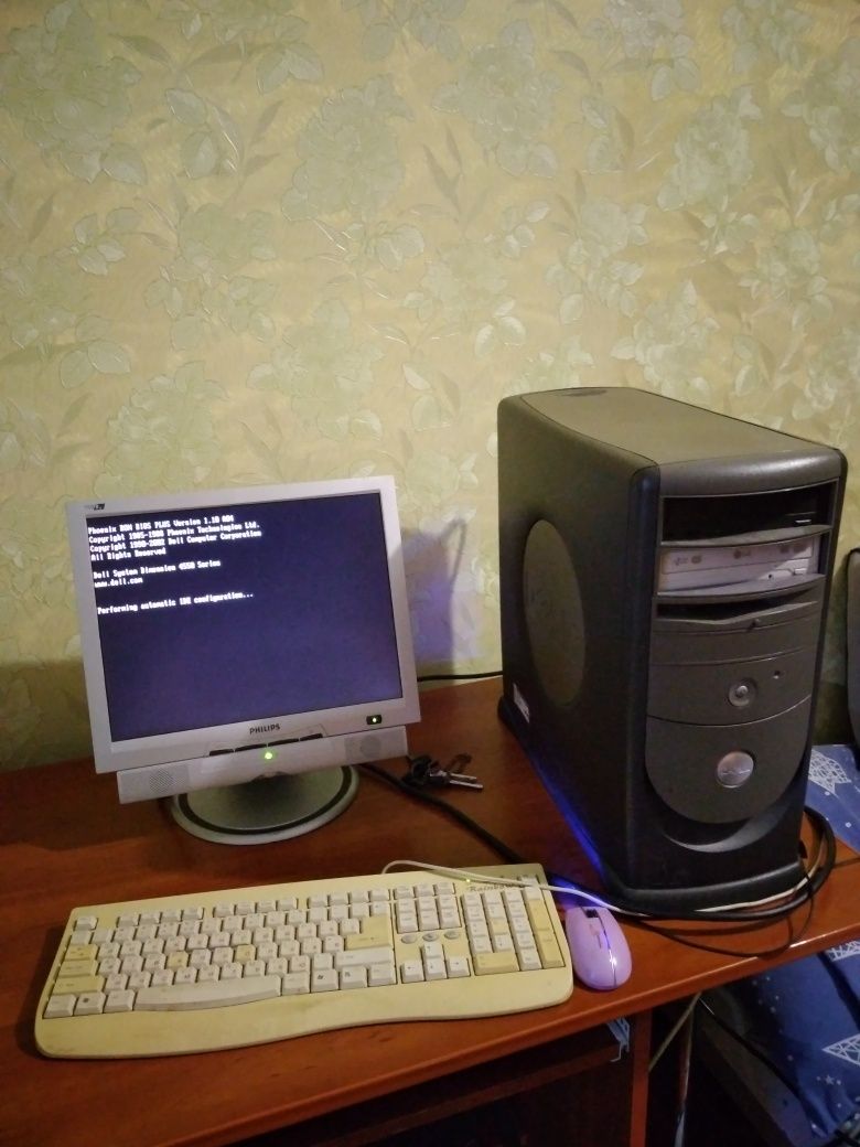 Настільний стаціонарний комп'ютер мишка,клавіатура,роутер в подаруно