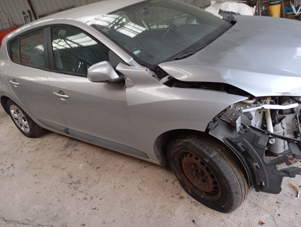 Megane com pancada na frente