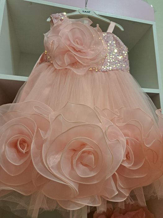 Продам святкову дуже гарну сукню з об'ємними квітами 6-7 років 120