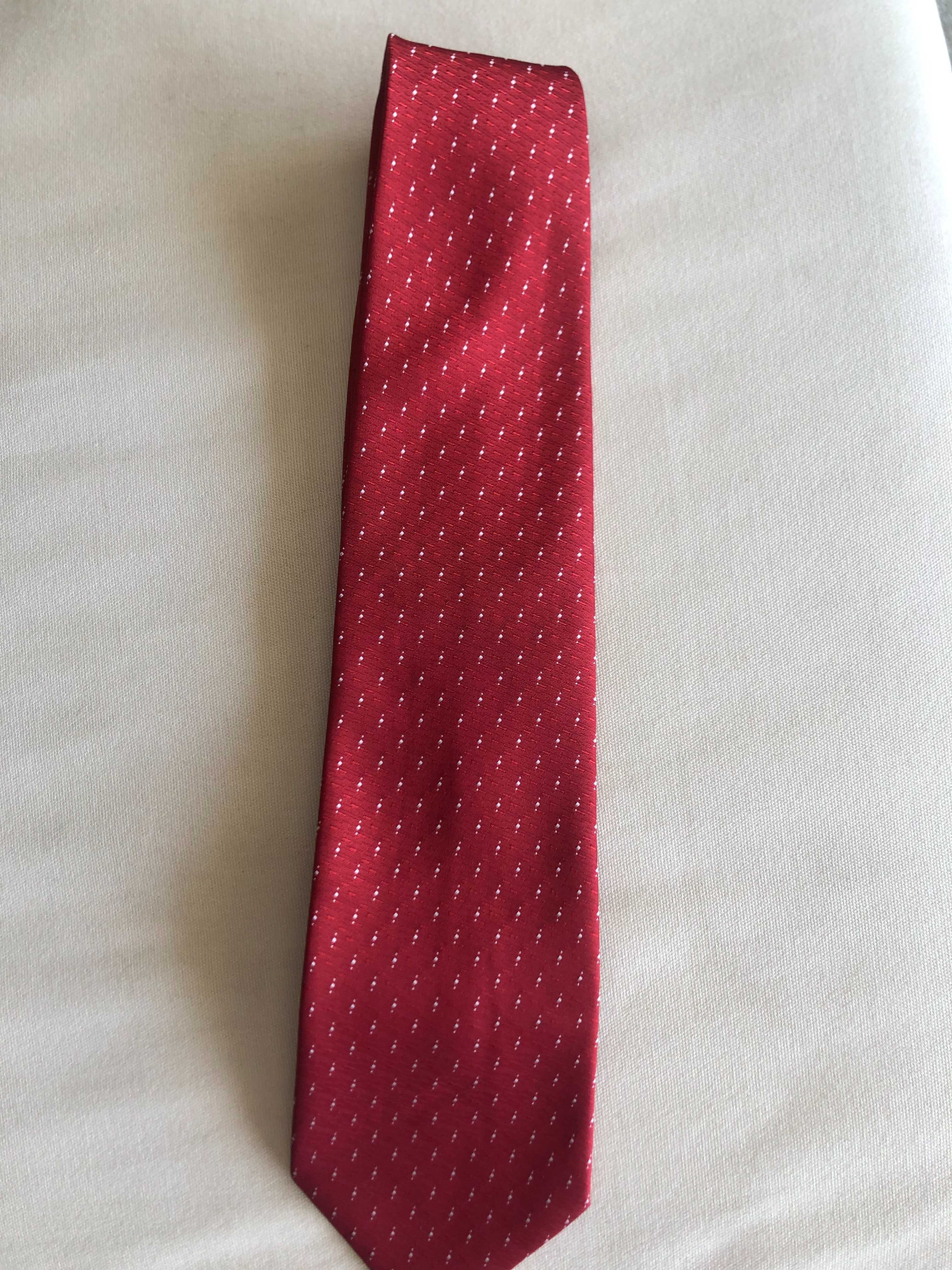Gravatas em tons de vermelho e bordeaux