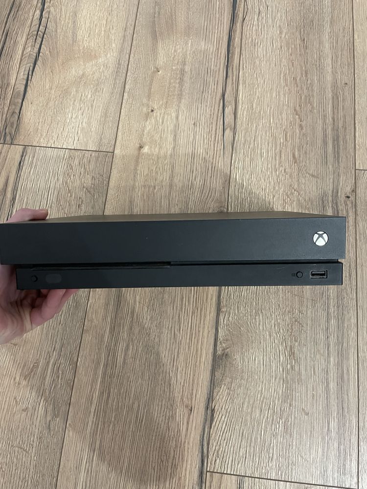 xbox one x 1tb + pad + 4 gry