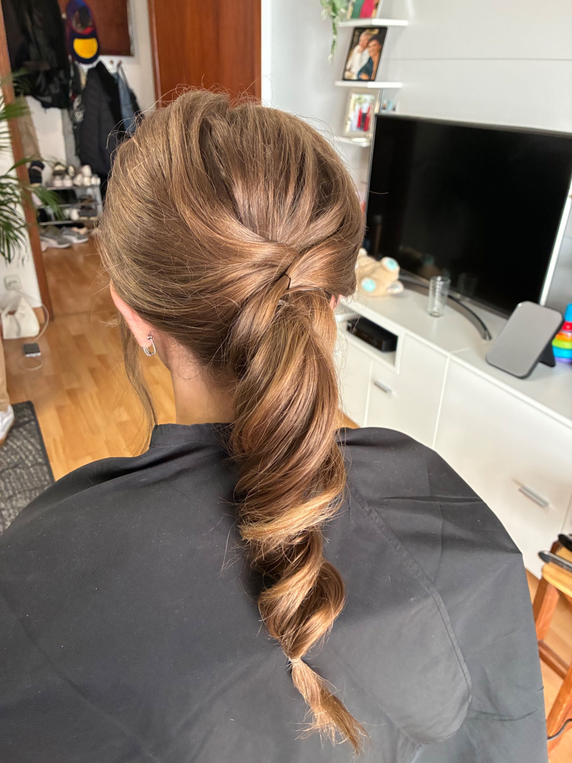 Cabeleireira , penteado de casamento, maquiagem.