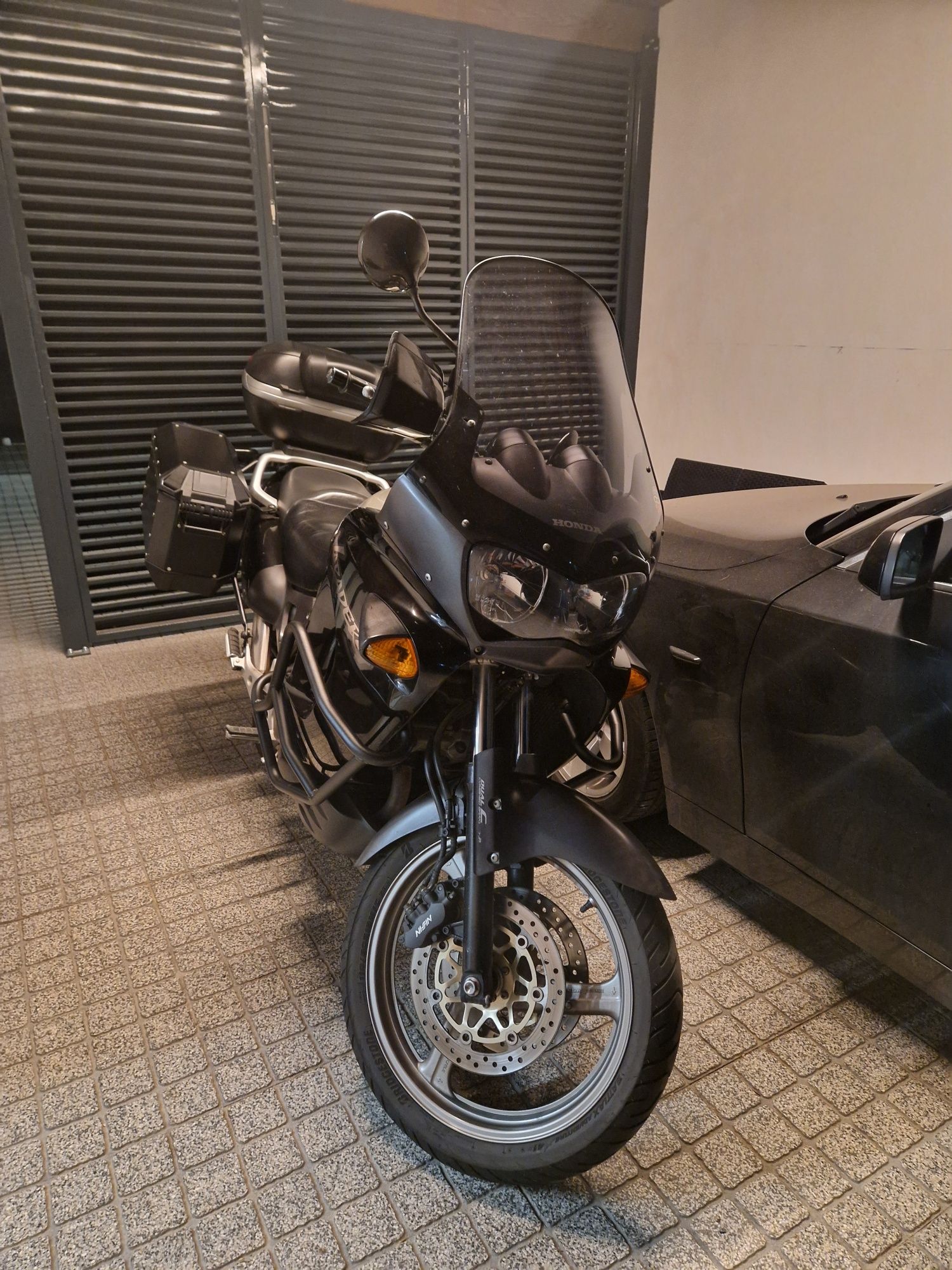 Honda Varadero 1000 com 50 mil km, ótimo estado.