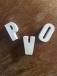 Betonowe litery P, O, V