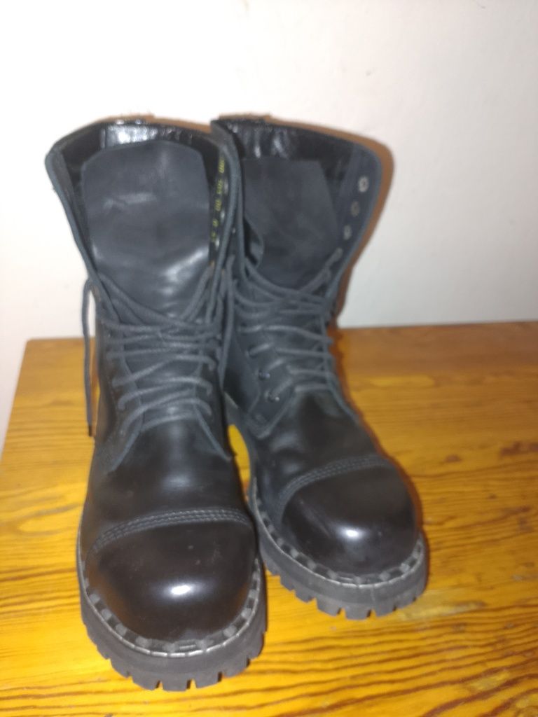 skórzane buty glany