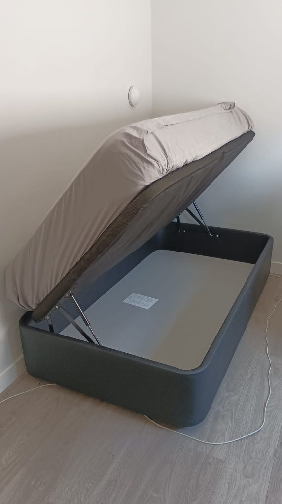 Cama com colchão impecável