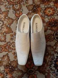 Продам белые кожаные мужские новые туфли 43 розмер