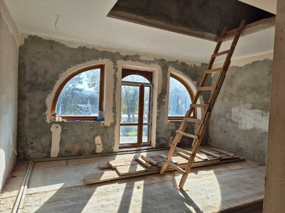 Продаж будинка з басейном