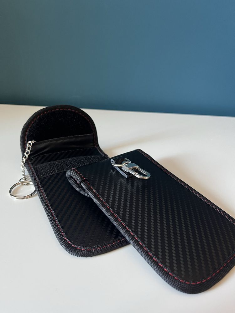 Pudełko na kluczyk keyless Carbon razem z ETUI na kluczyki z brelokiem