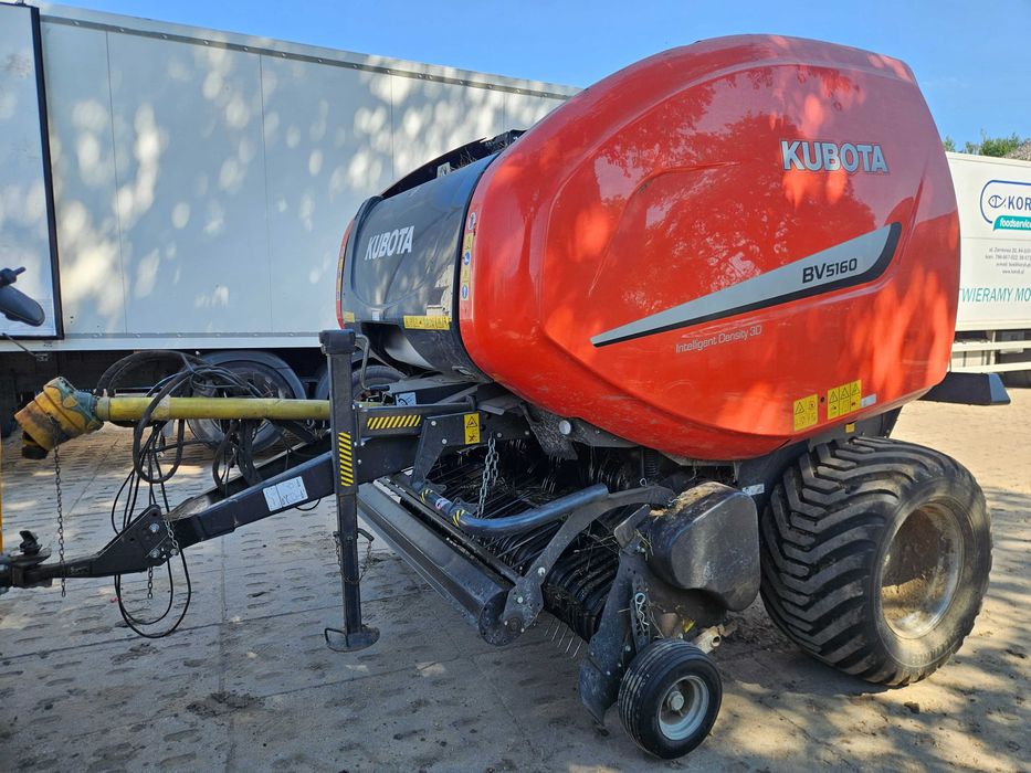 Prasa zmiennokomorowa KUBOTA BV5160 Z rotorem i 14 nożami tnącymi