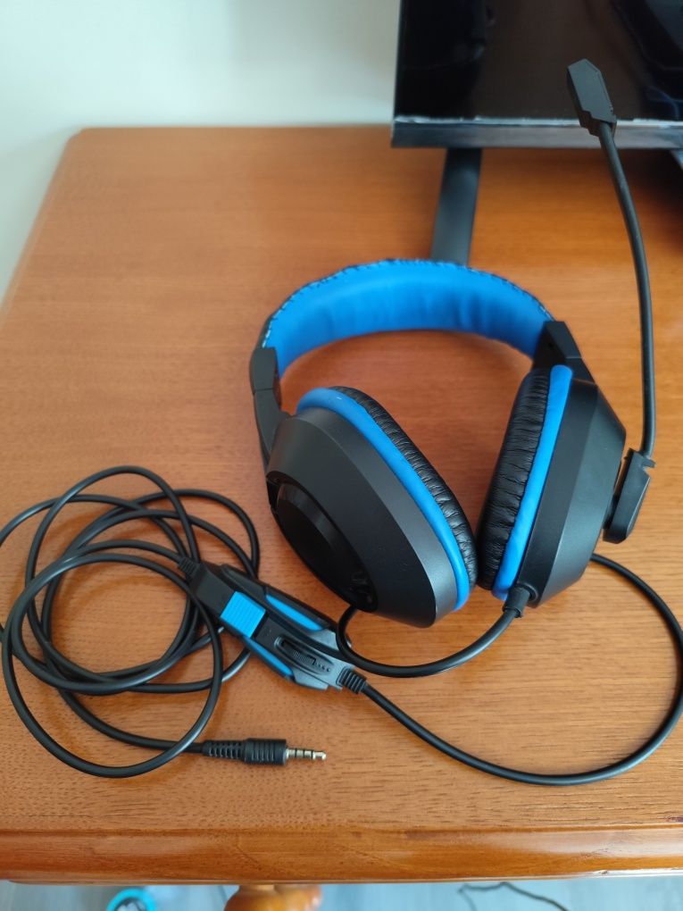 PlayStation 4 (500gb) c/ jogos, cadeira gaming e fones