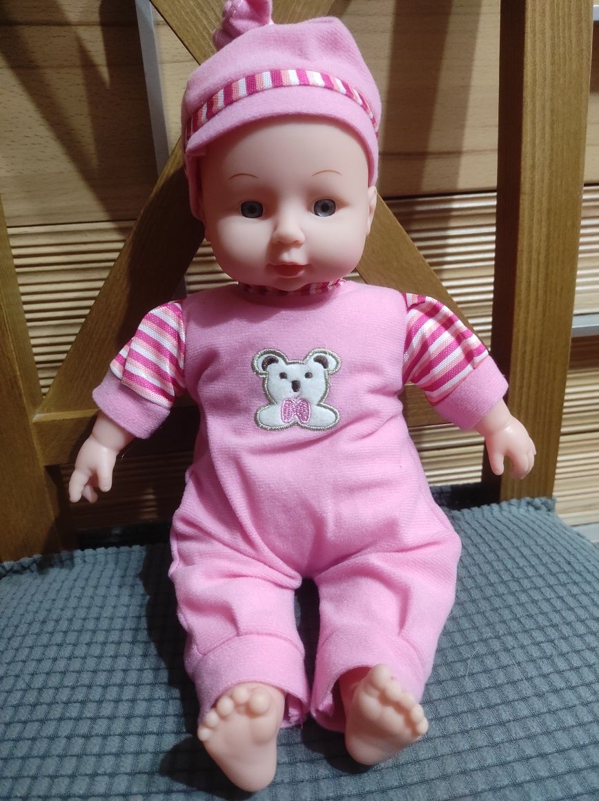 Lalka bobas w śpioszkach