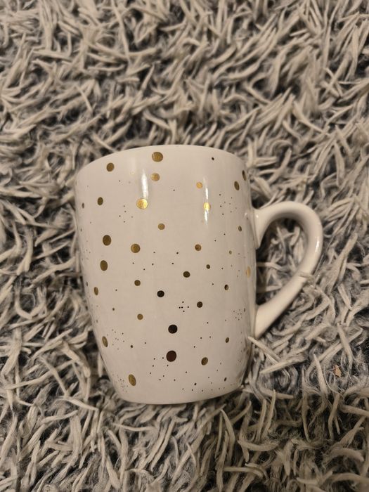 Średni kubek w złote wzory