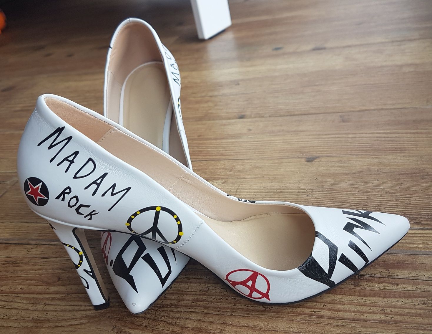 Szpilki czółenka Madam Rock 39