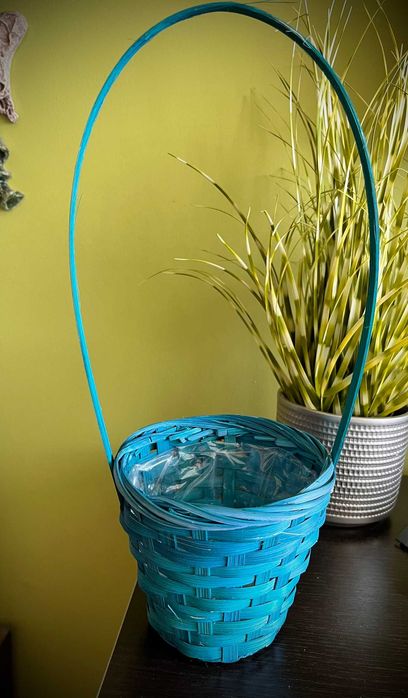 Koszyk w kolorze turkusowym.
