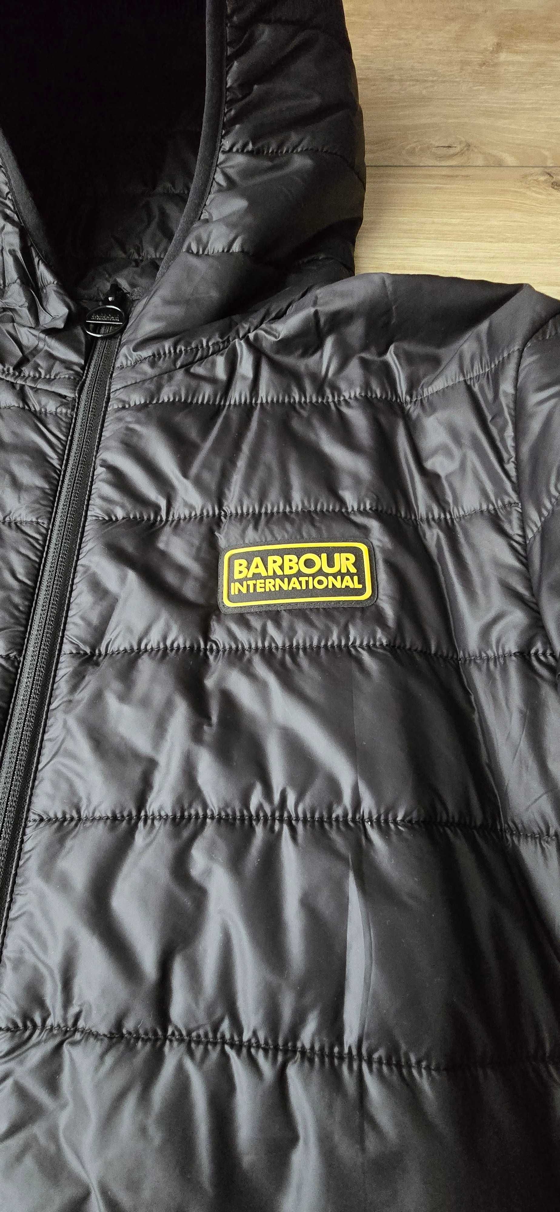 Męska czarna kurtka przejściowa marki Barbour International rozmiar M