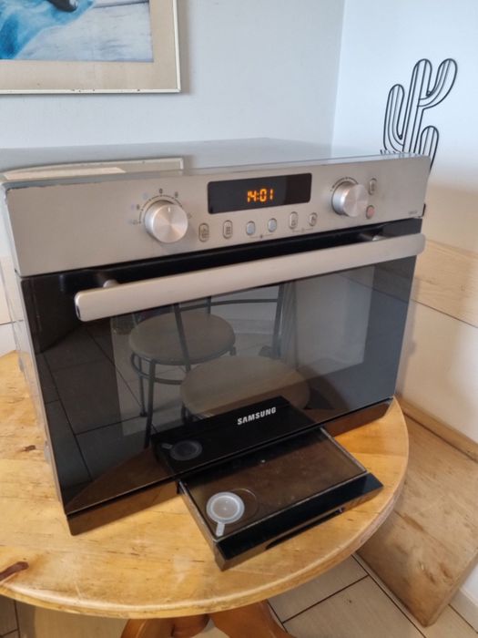 Piekarnik parowo -mikrofalowy firmy Samsung.